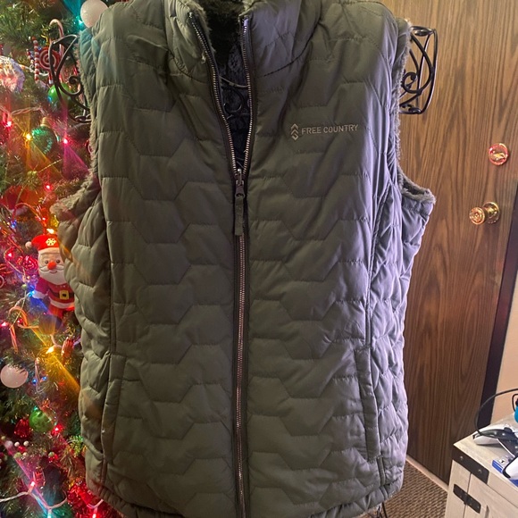 Woman’s reversible Free Country Vest - Picture 1 of 11